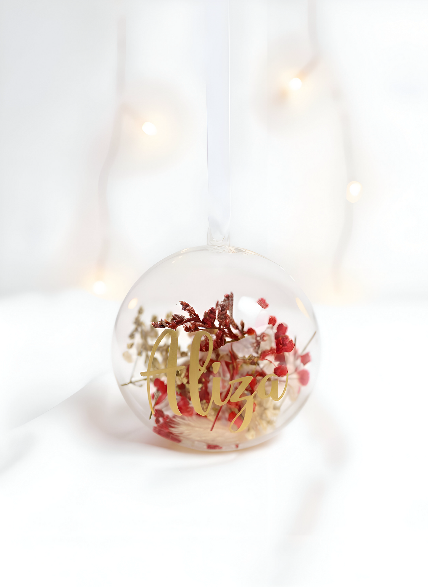 Weihnachtskugel mit Trockenblumen