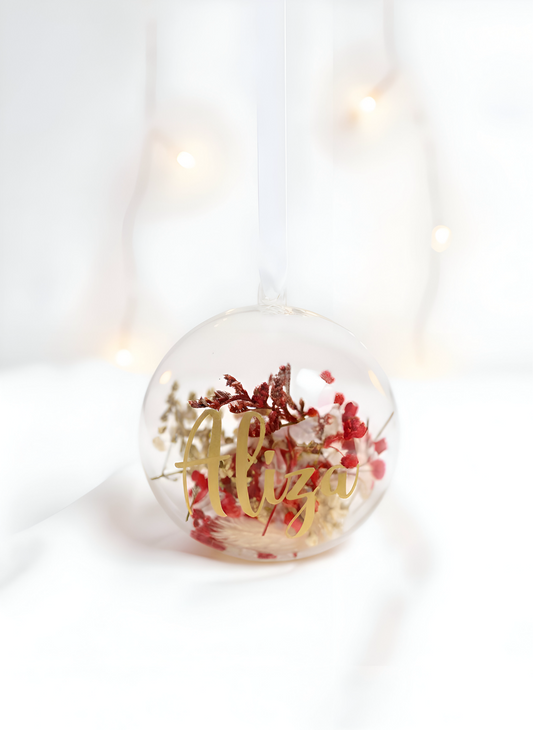 Weihnachtskugel mit Trockenblumen